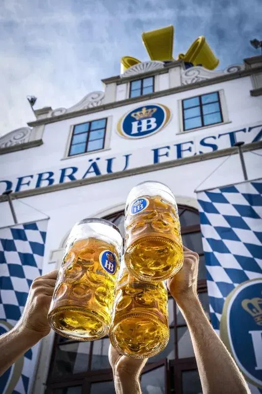Boccali Hofbräu davanti al tendone dell’Oktoberfest di Monaco